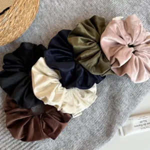 Detailweergave effen fluwelen haarscrunchies, zachte elastische haarrekkers voor dames.