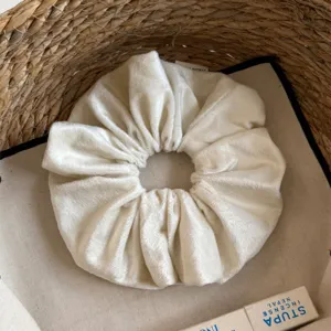Witte fluwelen haarelastiek zacht en pluche haaraccessoire voor stijlvolle dames dagelijks.