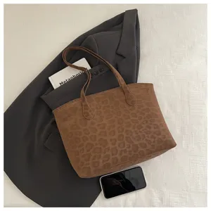 Detailansicht der braunen Leo-Print Tasche, weiche Textur, schicker Stil für das Pendeln.