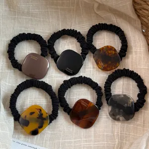 Vista detallada del juego de coleteros cuadrados de acetato, gomas elásticas de moda para mujeres.