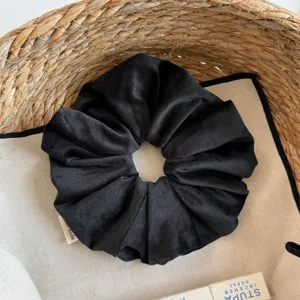 Zwarte fluwelen haarscrunchie detail, zachte pluche haarband, elegante Koreaanse stijl.