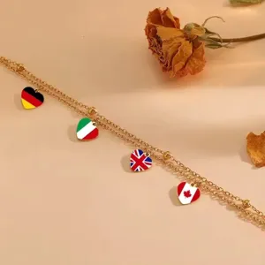 Pulsera de doble capa de acero inoxidable con colgantes de bandera nacional detalle.
