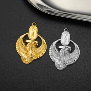 Detailansicht des antiken ägyptischen geflügelten Amulett-Anhängers aus edlem Edelstahl.