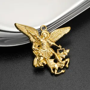 Goldener Erzengel Michael Edelstahl Anhänger, detailliertes Reliefdesign für DIY Schmuck.