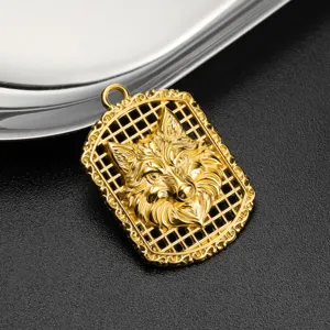 Nahaufnahme des goldfarbenen Metall-Wolfskopf-Reliefanhängers mit filigraner Gitterverarbeitung.