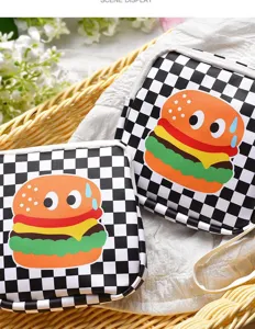 Joli sac cosmétique à carreaux noirs et blancs avec dessin animé de burger qui sue drôle.
