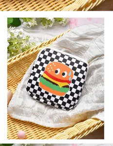 Trousse à maquillage carrée portable avec joli burger, sac de rangement à carreaux noirs et blancs.