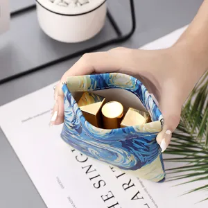 Pochette de maquillage ciel étoilé portable pour rouge à lèvres et petits objets.