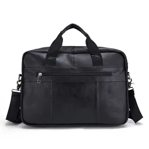 Primo piano dettagliato della borsa da lavoro in pelle nera con tasca con zip e comoda maniglia.