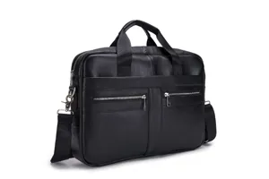 Vista dettagliata della ventiquattrore in pelle nera con tasche con zip e tracolla resistente.