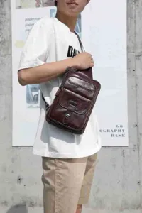 Bolso de pecho vintage de cuero genuino para hombre, bandolera de piel de vaca detalle.