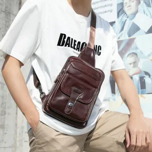 Detalle de cerca bolso de pecho vintage de cuero genuino para hombre bandolera marrón