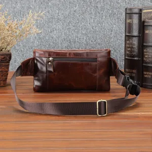 Vue détaillée du sac banane rétro en cuir véritable avec poche zippée et sangle.