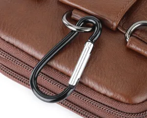 Detailopname van het hang- en sluitwerk van de leren heuptas, karabijnhaak en rits.
