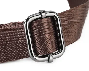 Gedetailleerd uitzicht op bruine nylon band met metalen verstelbare gesp voor tassen.