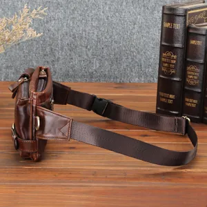 Vue détaillée du sac banane en cuir marron avec sangle réglable et fermetures éclair métalliques.