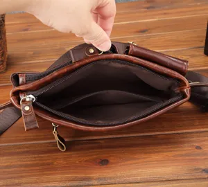 Détail de l'intérieur du sac banane en cuir rétro avec compartiment zippé multifonctionnel.