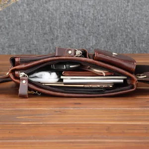 Vue détaillée d'un sac banane en cuir vintage montrant la capacité de stockage intérieure.