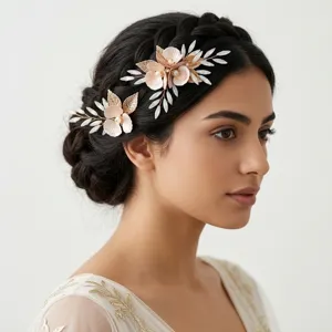 Nahaufnahme des handgefertigten roségoldenen Blumen-Haarkamms mit Perlen für Brautfrisuren.