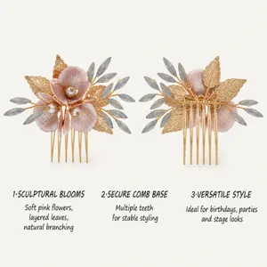 Eleganter goldener Blumen-Haarkamm mit zarten rosa Blüten, Perlen und Blättern für Party.