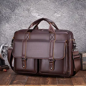 Vista dettagliata della borsa da lavoro marrone in vera pelle per uomo vintage.