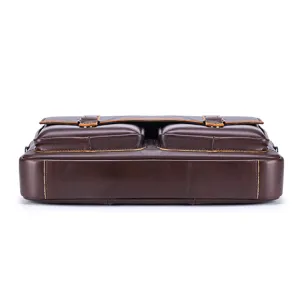 Primo piano dettaglio della borsa da lavoro in pelle marrone scuro con tasche frontali e fibbie.