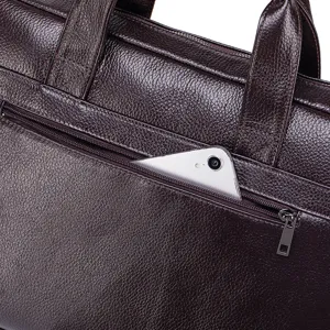Dettaglio borsa di pelle genuina con chiusura a cerniera e tasca portaoggetti utile.