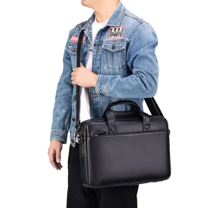 Vista dettagliata della elegante borsa da lavoro da uomo in vera pelle nera e tracolla.