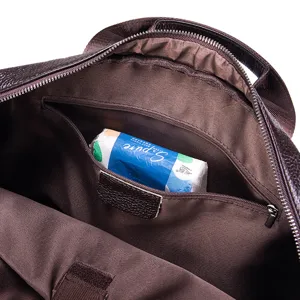 Dettagli interni della borsa in pelle con spaziosa tasca con cerniera e morbida fodera interna.