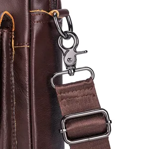 Primo piano della fibbia in metallo per borsa in pelle resistente e dettaglio cinturino.