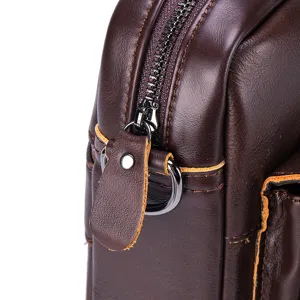 Primo piano dei dettagli della cerniera e dell'anello in vera pelle da uomo per borsa da lavoro.