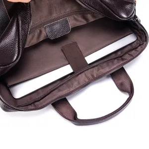 Dettaglio interno della ventiquattrore in vera pelle marrone con scomparto per laptop.
