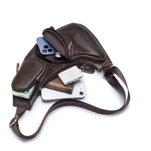 Détail de sac de poitrine en cuir véritable, design spacieux multi-poches pour homme.