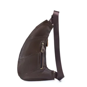 Vue detaillee du sac bandouliere en cuir veritable pour homme, sac de poitrine ergonomique.