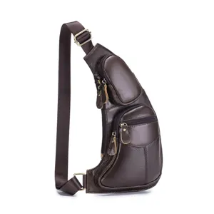 Gros plan détaillé du sac de poitrine en cuir marron avec texture lisse et fermetures.