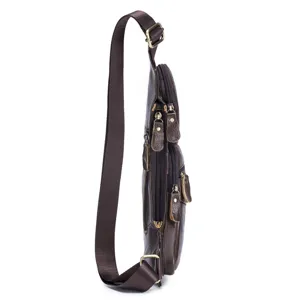 Détail de sac de poitrine en cuir marron foncé pour homme, sac à bandoulière pratique.