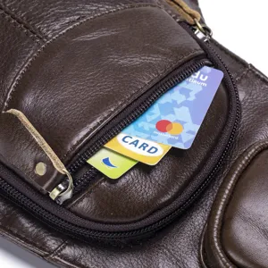 Détail de sac de poitrine en cuir véritable pour homme, sac à bandoulière avec fentes pour cartes.