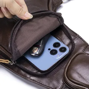 Vue rapprochée de la poche intérieure du sac de poitrine en cuir véritable pour hommes.