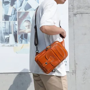 Detalle de la bolsa de pecho de cuero marrón retro, con diseño de múltiples bolsillos y textura.