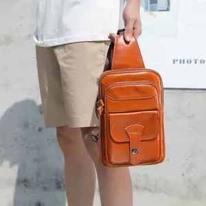 Detalle en primer plano del bolso de pecho para hombre de cuero encerado vintage con gran textura.