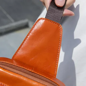 Detalle de bolso de pecho de cuero genuino para hombres estilo vintage casual