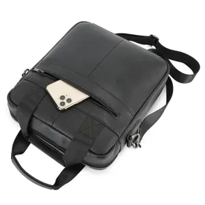 Vue détaillée du sac d'affaires pour hommes en cuir véritable noir avec poche zippée avant.