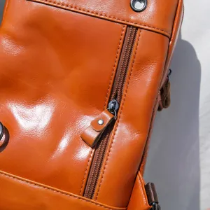 Bolso de pecho retro de piel de vaca para hombre bandolera detalle de moda actual