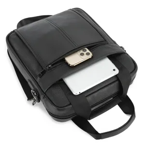 Sac messager homme en cuir noir détail poche avant montrant grande capacité de rangement