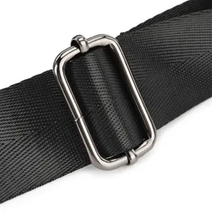 Vue rapprochée de la sangle en nylon noir durable avec boucle réglable gunmetal.