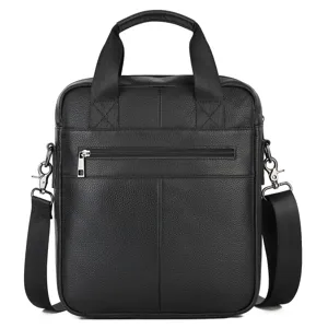 Détail en gros plan du sac pour homme en cuir noir montrant la poche zippée et les crochets.
