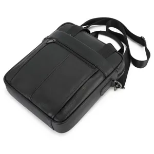 Vue détaillée du sac bandoulière d'affaires pour hommes en cuir noir avec texture fine.
