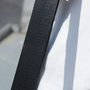Vista detallada de la correa de hombro tejida negra para bolso, accesorio elegante y durable.