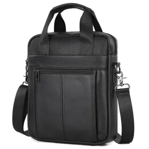 Vue detaillee du sac d'affaires noir en cuir veritable avec fermetures eclair et poignees.