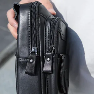 Bolso de pecho de cuero para hombre detalle con cremallera y textura elegante.